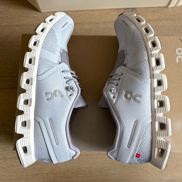 EUC on cloud 5 heather/fossil size 5.5 with original box and extra laces - Picture 5 of 16